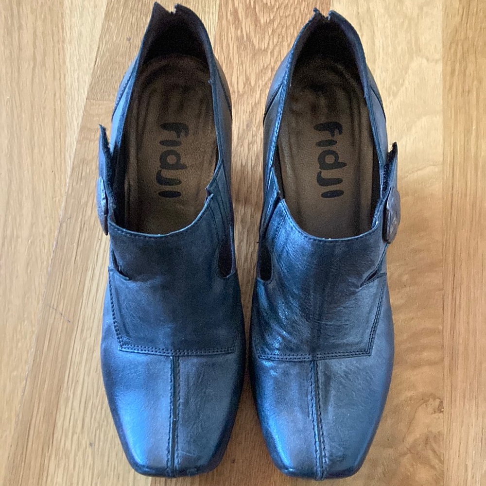 Fidji blue grey leather shoe. Size 7.5. Heel 2.5.